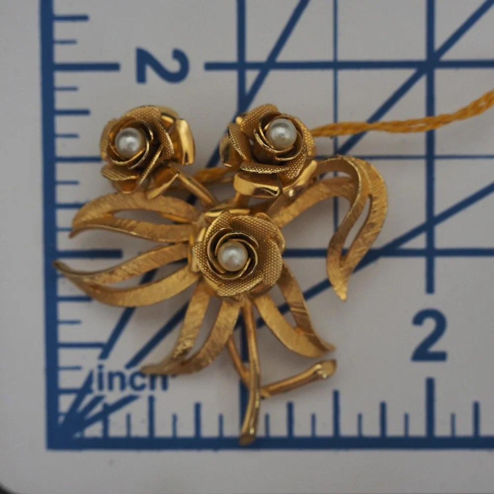 Coro Rose Brooch Pin Gold Tone Pearl Flower Bouquet Ribbon Bow Textured Vintage